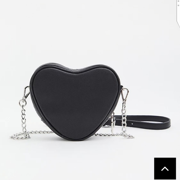 🆕🖤BETSEY JOHNSON FAUX LEATHER STUDDED HEART BAG - Picture 3 of 4